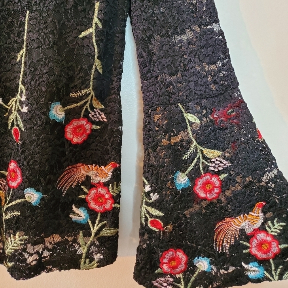 Solitaire floral embroidered black lace bellsleeve top size small - Picture 6 of 15